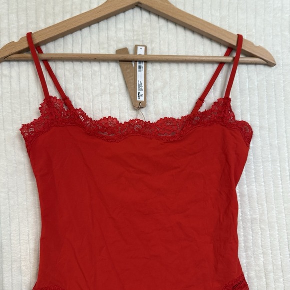 SKIMS Fits Everybody Lace Cami Bodysuit in Cayenne Red Size Small NWT $64 - Picture 6 of 11